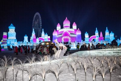 白天冰雪大世界美如画