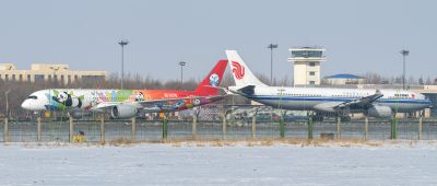 冰雪季繁忙的哈尔滨机场飞机起降