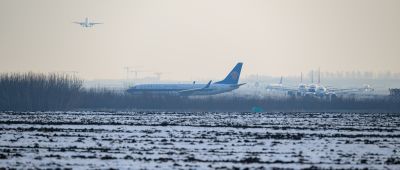 冰雪季繁忙的哈尔滨机场飞机起降
