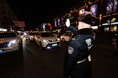 情系万家灯火 绘就平安底色 正月十五公安民警中央大街执勤