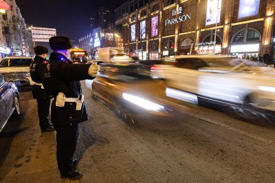 情系万家灯火 绘就平安底色 正月十五公安民警中央大街执勤