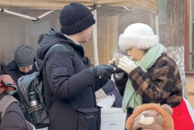 红专街早市的南方游客