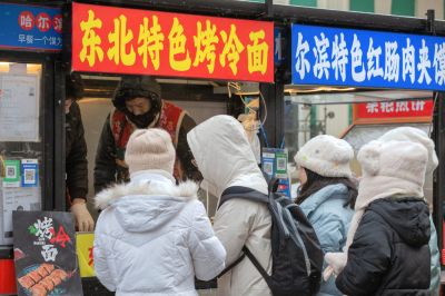 红专街早市的南方游客