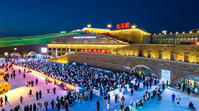 2024年第25届哈尔滨冰雪大世界 网红大滑梯排队人群