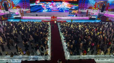 2024年第25届哈尔滨冰雪大世界夜晚航拍 大舞台 蹦迪人群