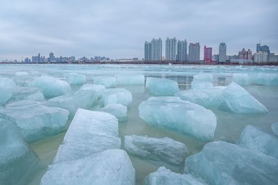 钻石海江畔二月春雨中