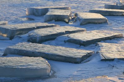 一湖三岛残冰
