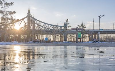 初春外滩湿地冰雪消融