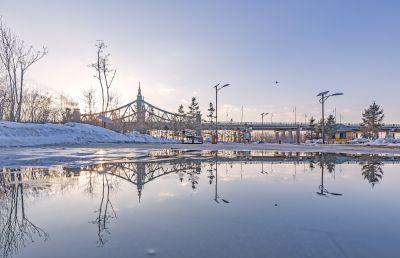 初春外滩湿地冰雪消融