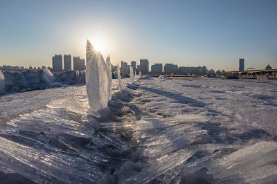 钻石海残冰融水春消息