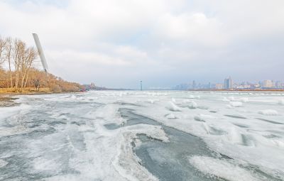 太阳岛钻石海初春江畔景色 残冰