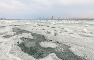 太阳岛钻石海初春江畔景色 残冰