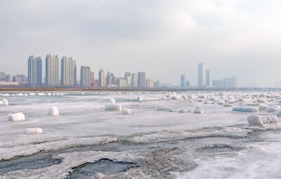 太阳岛钻石海初春江畔景色 残冰