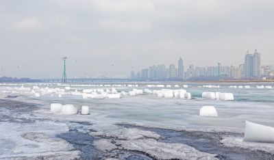 太阳岛钻石海初春江畔景色 残冰