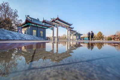 春雪化水润亭园