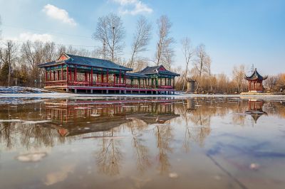 春雪化水润亭园