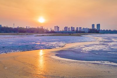 黄昏中的大剧院湿地
