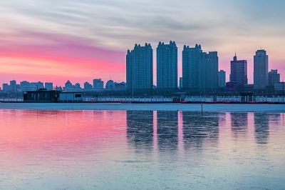 江畔乍暖还寒， 松花江江畔晚霞