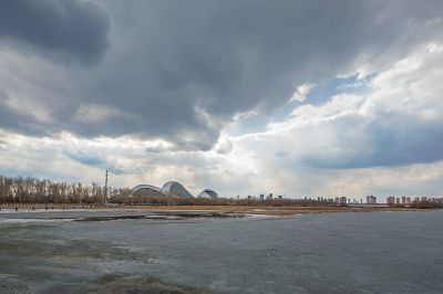 江畔初春风景