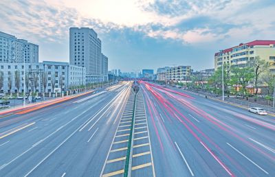 和兴路夜色春花