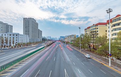 和兴路夜色春花