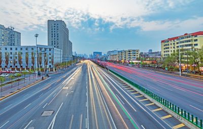 和兴路夜色春花