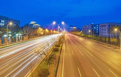 和兴路夜色春花