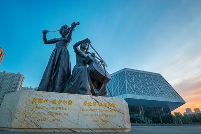 朝霞中的音乐厅广场