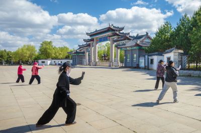 蓝天白云下的中国亭园1
