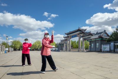 蓝天白云下的中国亭园1