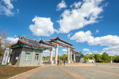 蓝天白云下的中国亭园1