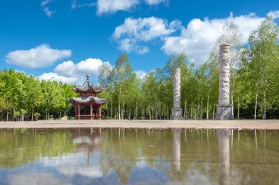 蓝天白云下的中国亭园1