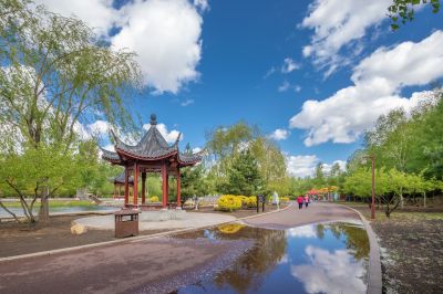 蓝天白云下的中国亭园1