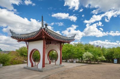 蓝天白云下的中国亭园2