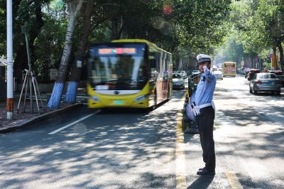 冰城公安用无私奉献和辛勤汗水交出一份高考首日安保满分答卷