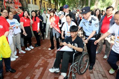 冰城公安用无私奉献和辛勤汗水交出一份高考首日安保满分答卷