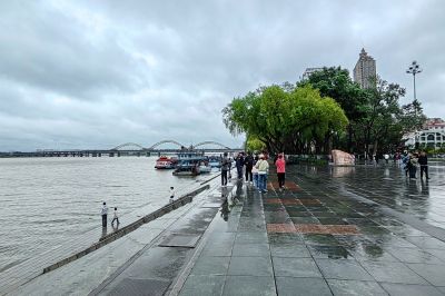 雨中松花江江边