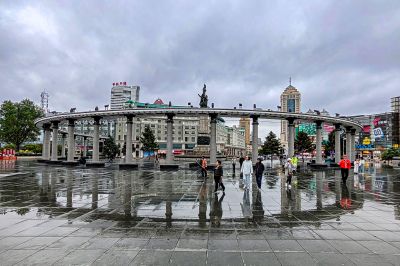 雨中松花江江边