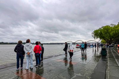 雨中松花江江边