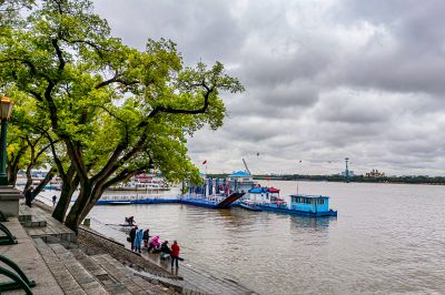 雨中松花江江边