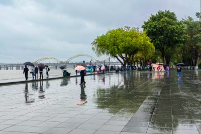 雨中松花江江边