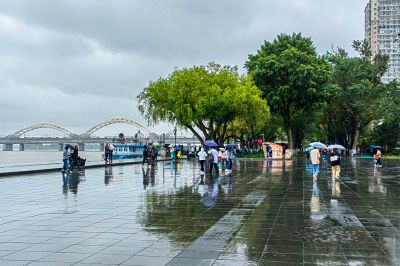 雨中松花江江边