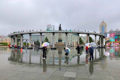 雨中松花江江边