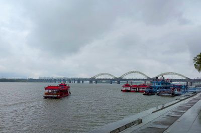 雨中松花江江边