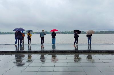 雨中松花江江边