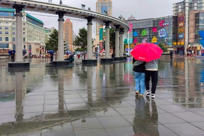 雨中松花江江边