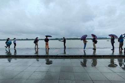 雨中松花江江边