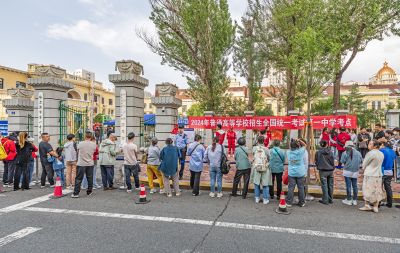 2024高考考场外