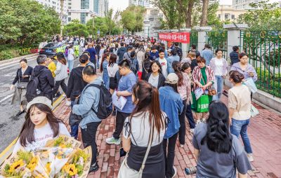 2024高考考场外