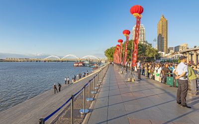 端午节前的江畔